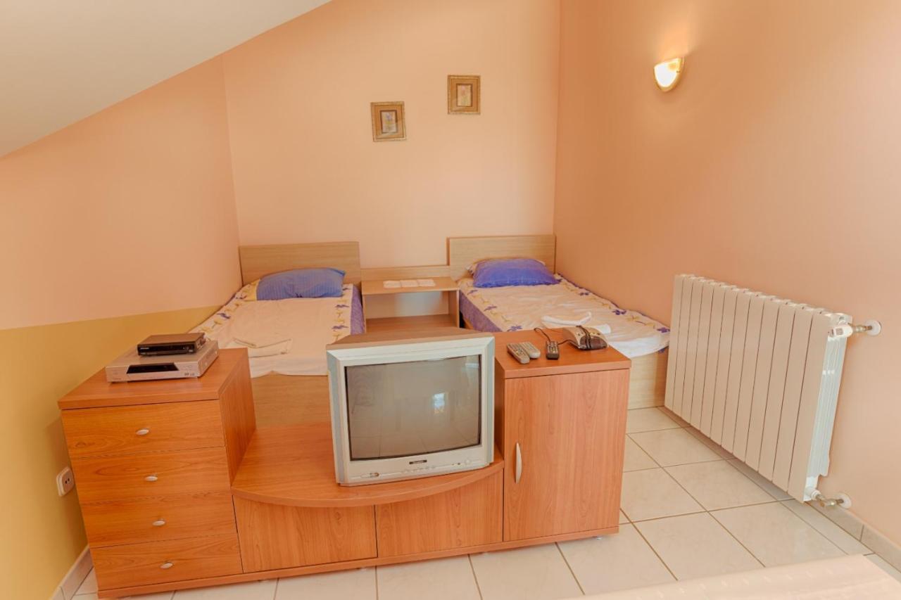 Arka Apartment Stara Novalja Exterior photo